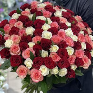 букет из 101 разноцветной розы