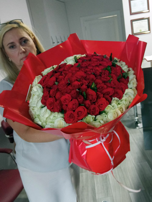 фото доставки цветов 101 роза в форме сердца