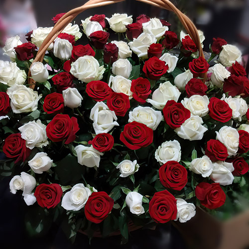 Фото товара Корзина красных и белых роз в Мелитополе